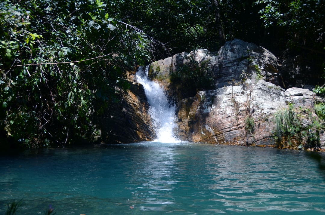 Cachoeira de Santa Bárbara. Água azul cristalina.